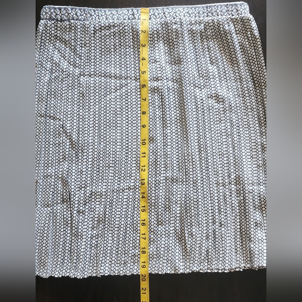 Max Studio London Black and Off White Pleated Skirt - Picture 5 of 13